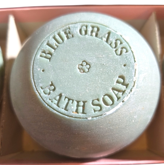 VINTAGE NIB Unused Elizabeth Arden Set of Three Blue Round Bluegrass Bath Soaps - Picture 4 of 6